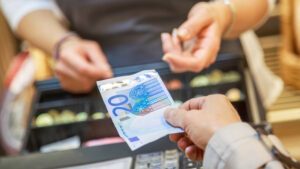 Maksma raha kassa ostma kauplus käsi euro