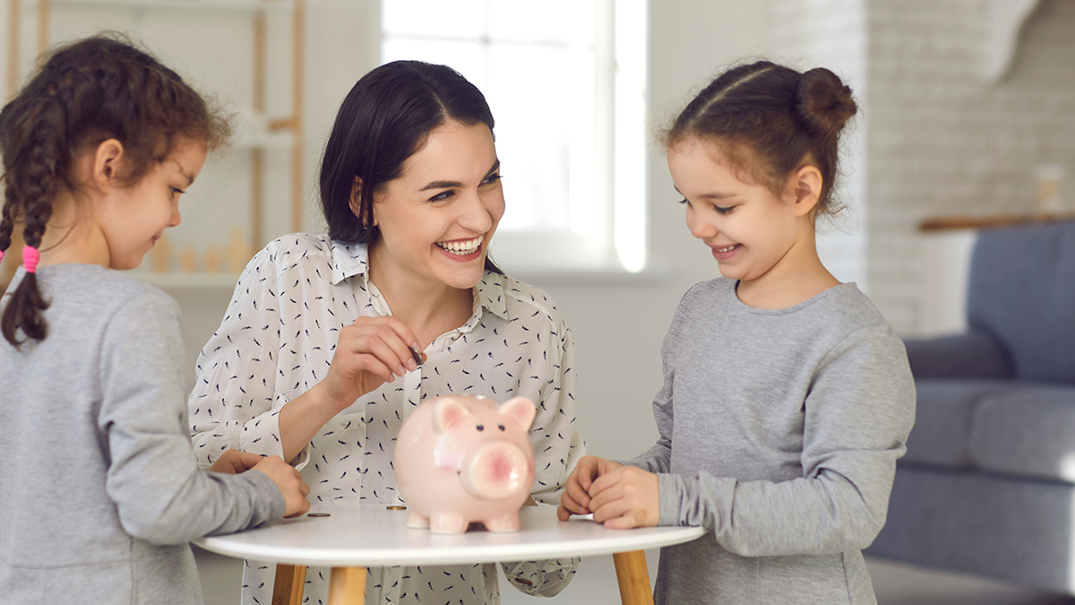 Tütar lapsed ema pere raha säästma